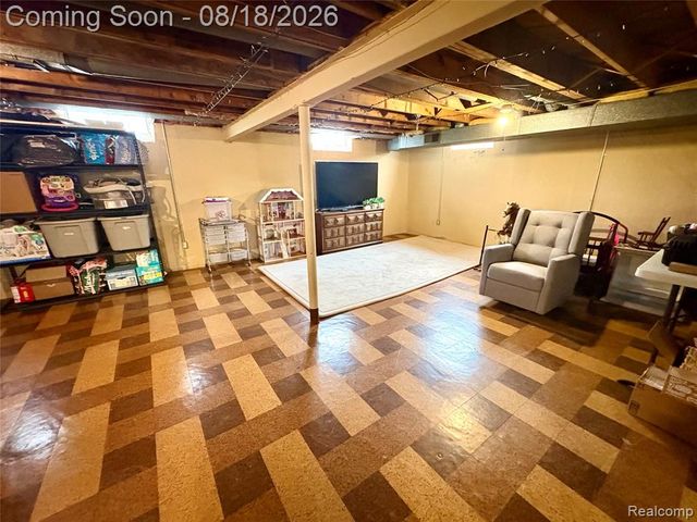 1812 E Longmeadow Road, Trenton, MI 48183
