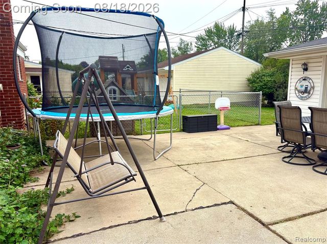 1812 E Longmeadow Road, Trenton, MI 48183