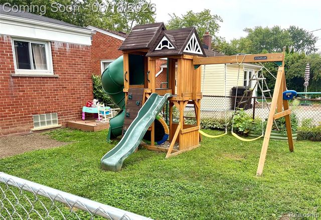 1812 E Longmeadow Road, Trenton, MI 48183