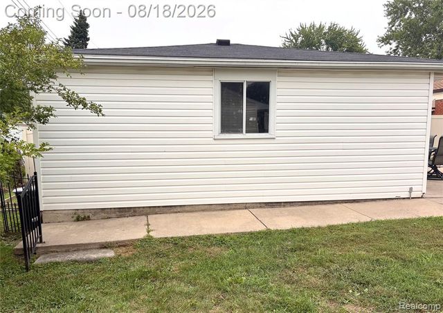1812 E Longmeadow Road, Trenton, MI 48183