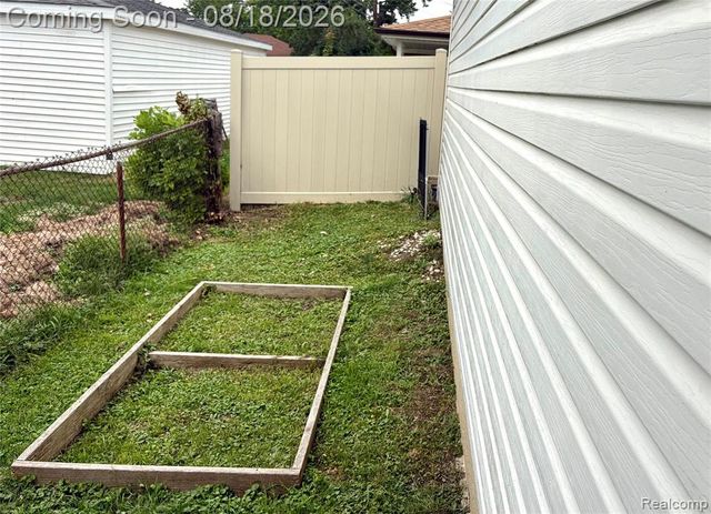 1812 E Longmeadow Road, Trenton, MI 48183