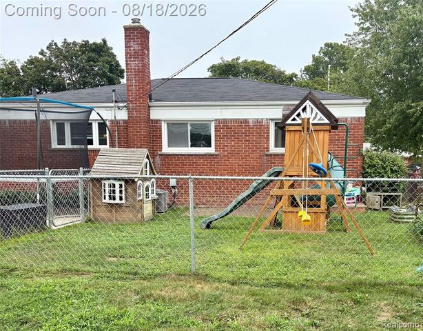 1812 E Longmeadow Road, Trenton, MI 48183