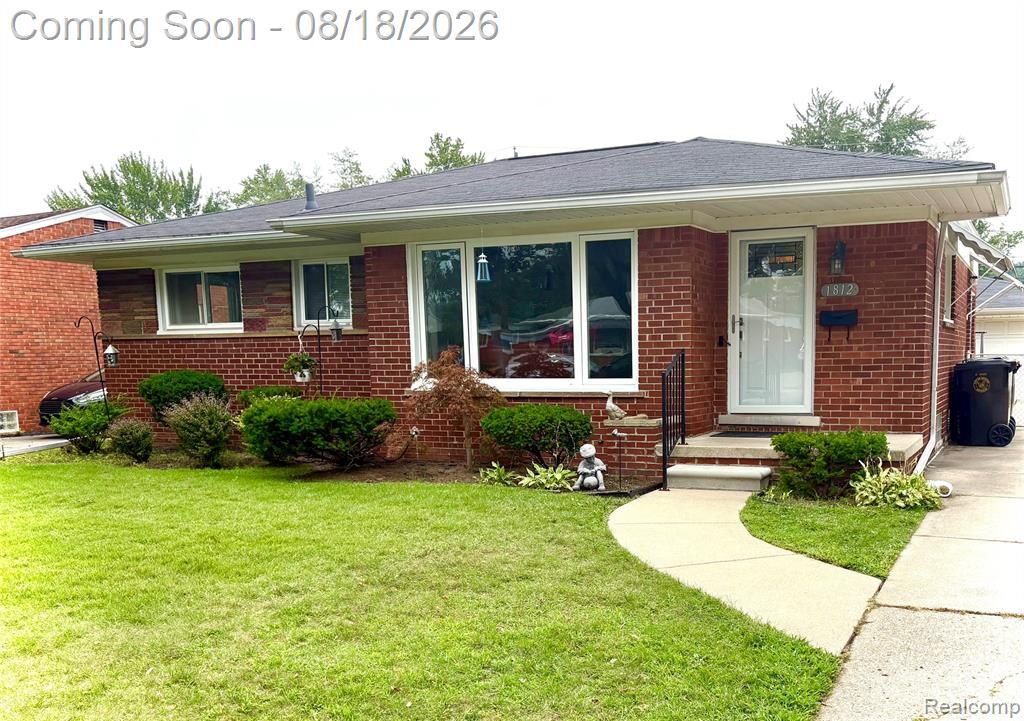 1812 E Longmeadow Road, Trenton, MI 48183
