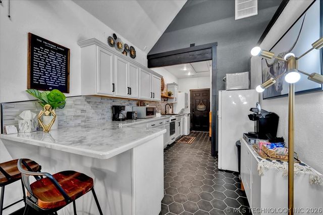 37 Firefly Lane, Carlton Landing, OK 74432