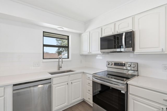 100 Howard Dr, Schertz, TX 78154