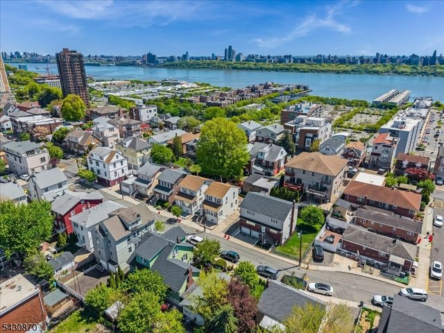 136 Cedar St, Cliffside Park Boro, NJ 07010