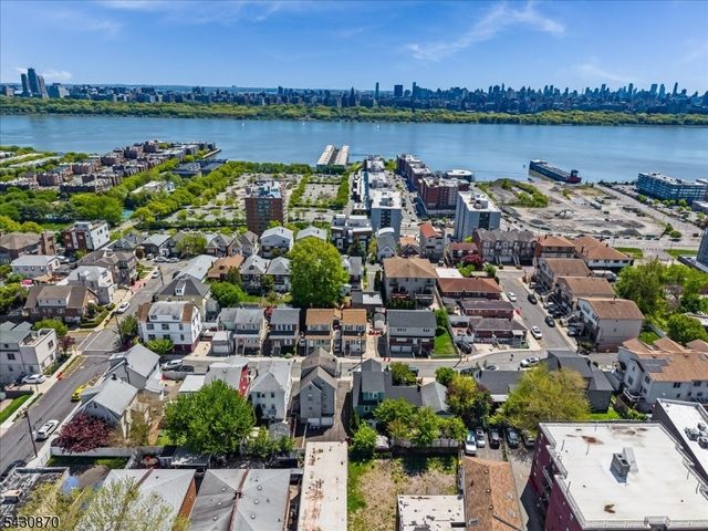 136 Cedar St, Cliffside Park Boro, NJ 07010