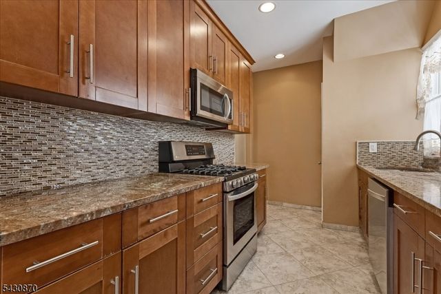 136 Cedar St, Cliffside Park Boro, NJ 07010