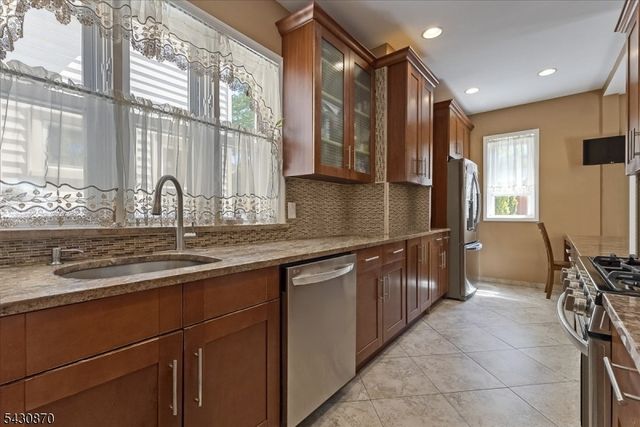 136 Cedar St, Cliffside Park Boro, NJ 07010