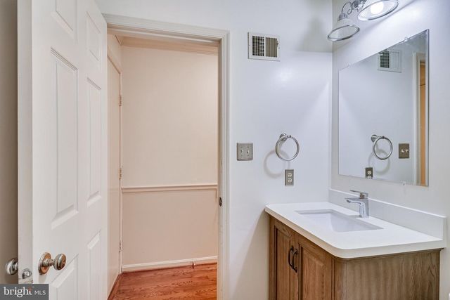 5931 OAKLAND PARK DR, Burke, VA 22015