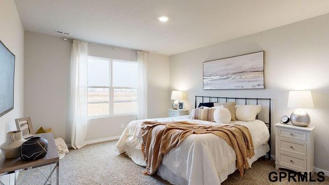 18472 Aurora Street, Omaha, NE 68136