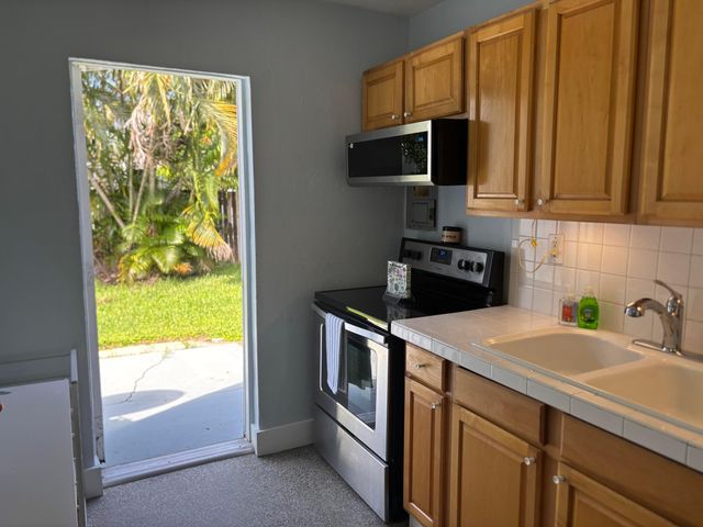 1481 NE 27TH Street, Pompano Beach, FL 33064