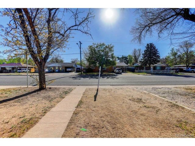 825 Havana St, Aurora, CO 80010