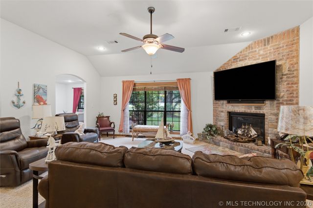 61 Hummingbird Lane, Eufaula, OK 74432