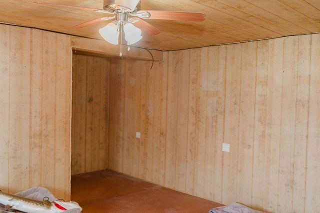 12223 N 2040 Road, Sentinel, OK 73664