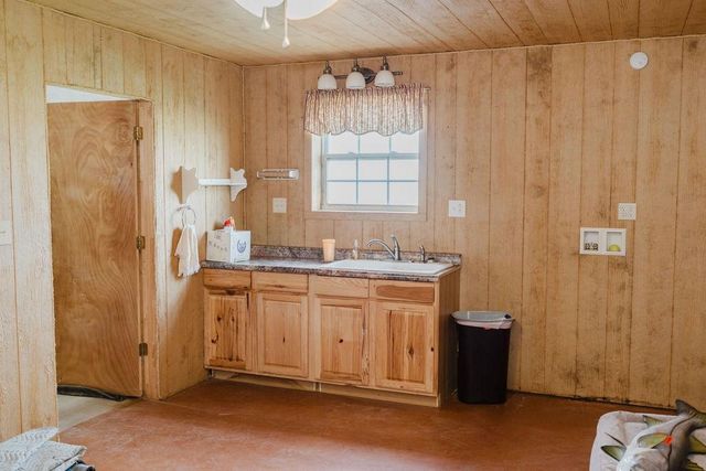 12223 N 2040 Road, Sentinel, OK 73664