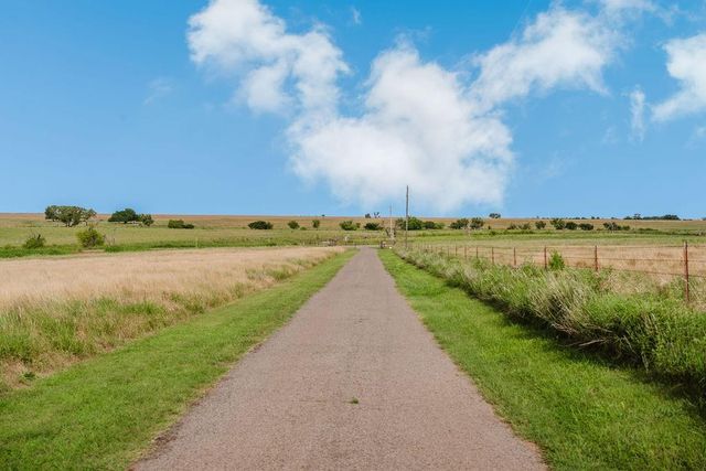 12223 N 2040 Road, Sentinel, OK 73664