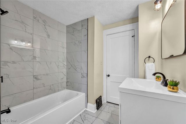 2884 Noble Road, Cleveland Heights, OH 44121