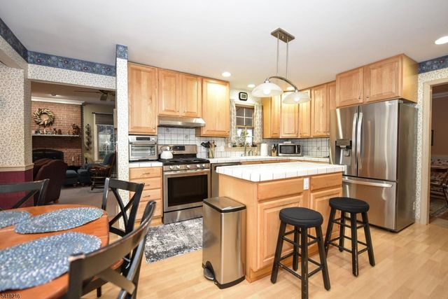 84 W Midland Ave, Paramus Boro, NJ 07652