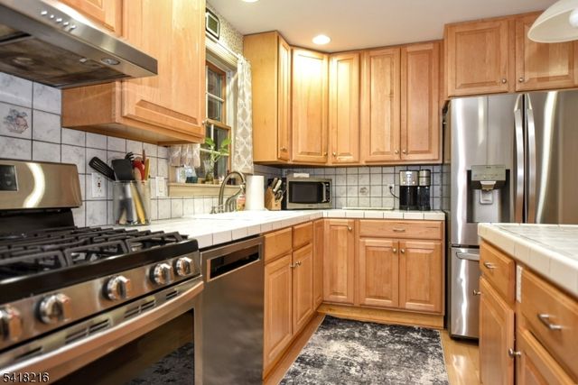 84 W Midland Ave, Paramus Boro, NJ 07652