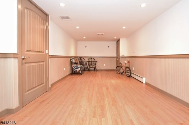 84 W Midland Ave, Paramus Boro, NJ 07652