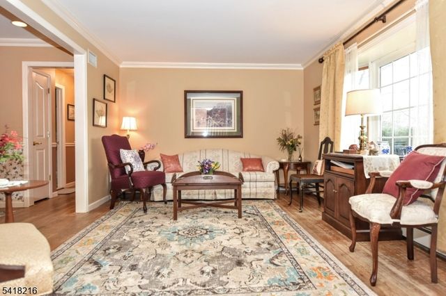 84 W Midland Ave, Paramus Boro, NJ 07652