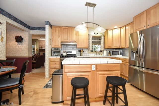 84 W Midland Ave, Paramus Boro, NJ 07652