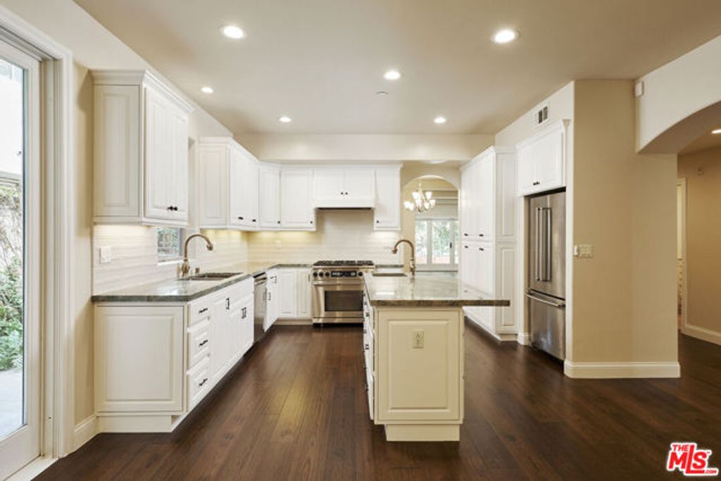 320 S SWALL Drive 1, Los Angeles, CA 90048