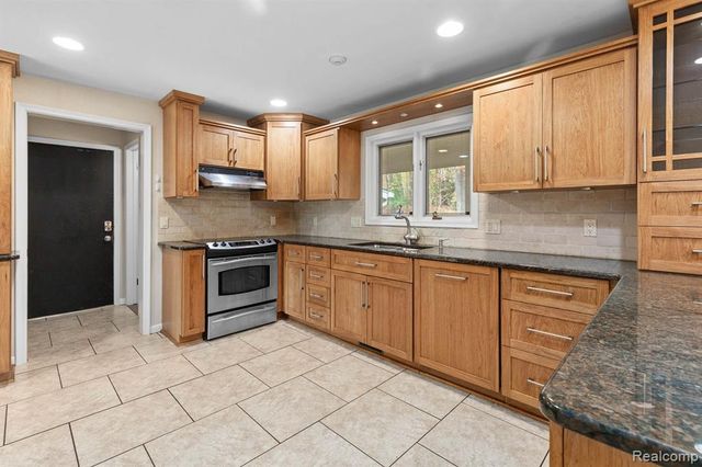 4966 Whispering Pine Lane, Bloomfield Hills, MI 48302
