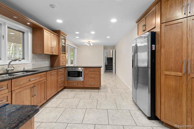 4966 Whispering Pine Lane, Bloomfield Hills, MI 48302