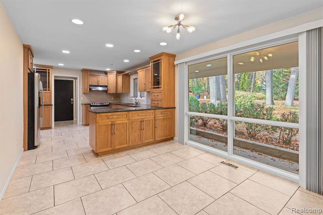 4966 Whispering Pine Lane, Bloomfield Hills, MI 48302