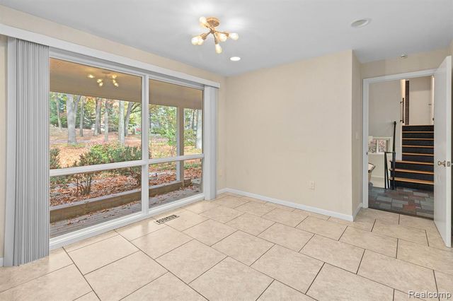 4966 Whispering Pine Lane, Bloomfield Hills, MI 48302