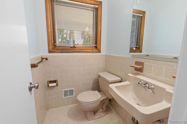4966 Whispering Pine Lane, Bloomfield Hills, MI 48302