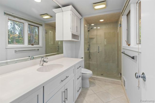 4966 Whispering Pine Lane, Bloomfield Hills, MI 48302