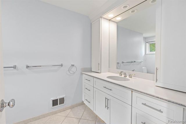 4966 Whispering Pine Lane, Bloomfield Hills, MI 48302