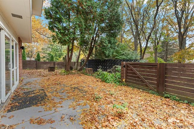 4966 Whispering Pine Lane, Bloomfield Hills, MI 48302