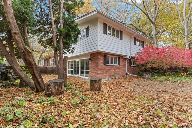 4966 Whispering Pine Lane, Bloomfield Hills, MI 48302