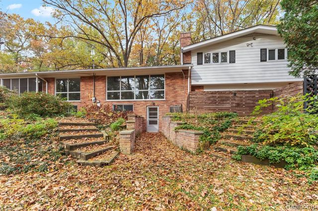 4966 Whispering Pine Lane, Bloomfield Hills, MI 48302