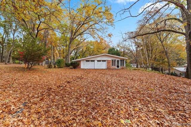 4966 Whispering Pine Lane, Bloomfield Hills, MI 48302