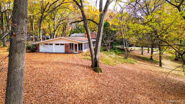 4966 Whispering Pine Lane, Bloomfield Hills, MI 48302