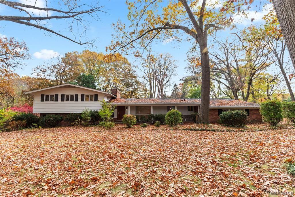 4966 Whispering Pine Lane, Bloomfield Hills, MI 48302