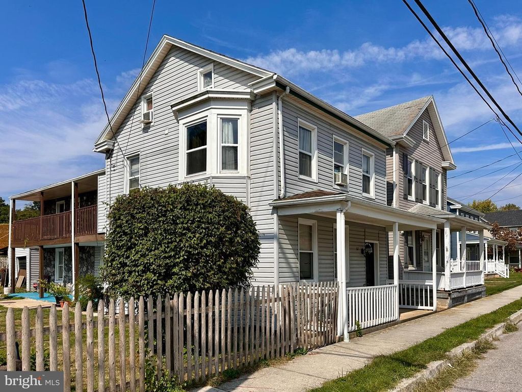 32 N YORK ST, Etters, PA 17319