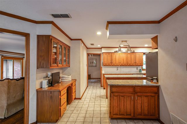 2100 Lakehill Court, Arlington, TX 76012