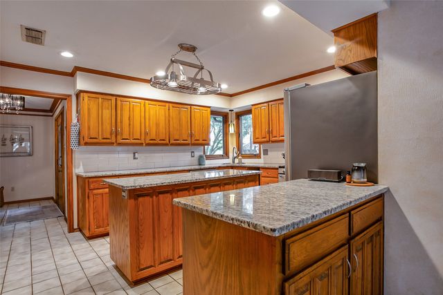 2100 Lakehill Court, Arlington, TX 76012