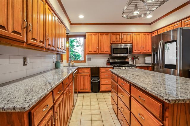 2100 Lakehill Court, Arlington, TX 76012