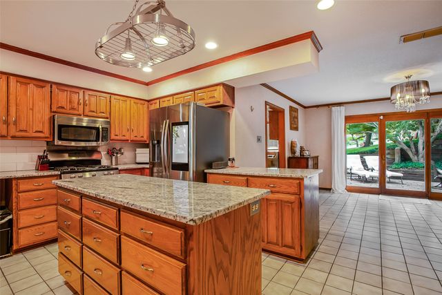 2100 Lakehill Court, Arlington, TX 76012