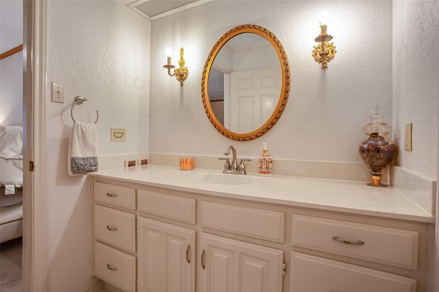 2100 Lakehill Court, Arlington, TX 76012