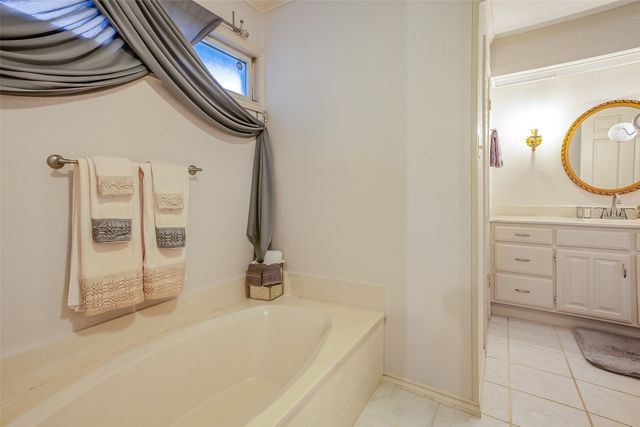 2100 Lakehill Court, Arlington, TX 76012