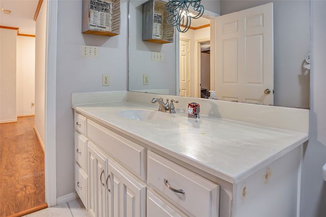 2100 Lakehill Court, Arlington, TX 76012