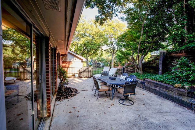 2100 Lakehill Court, Arlington, TX 76012